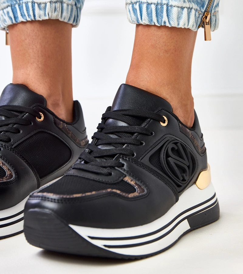 Adidași negri pe platformă cu element auriu Daisy