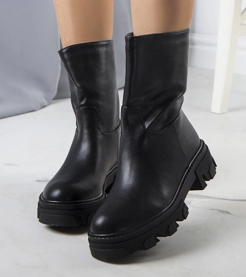 Cizme izolate Nasidi negre