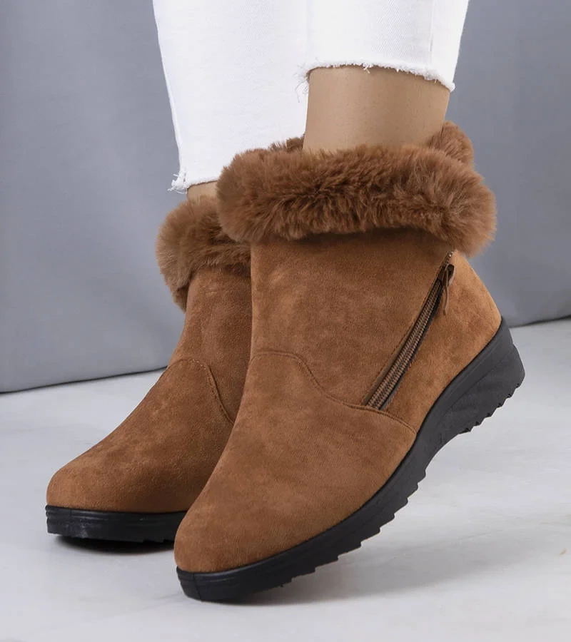 Cizme de zăpadă izolate maro cu blană de Crina