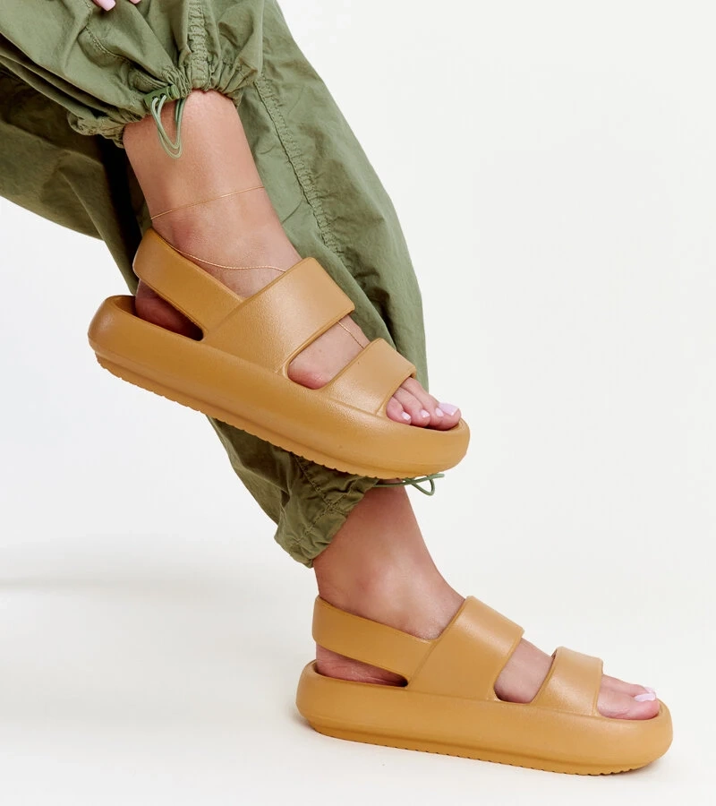 Sandale maro Attiana