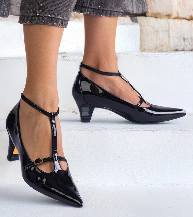 Pantofi negri lăcuiți cu toc jos și catarame Imisa