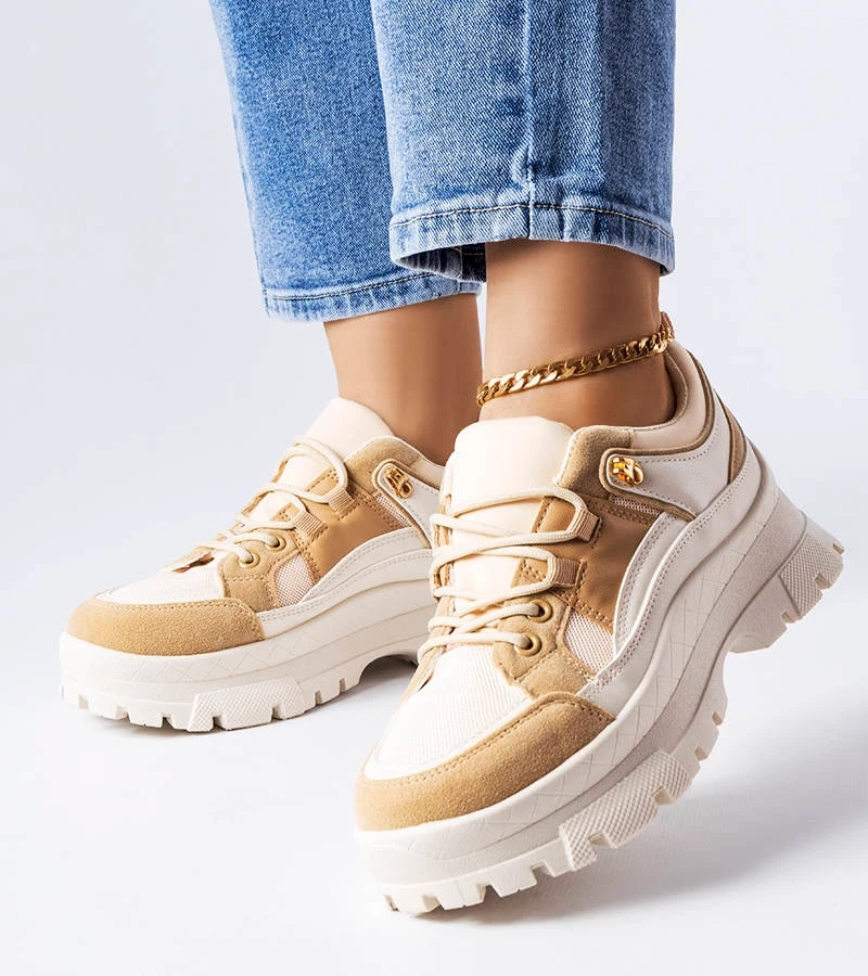 Jumătate de pantofi maro pe o talpă cu un protector Via