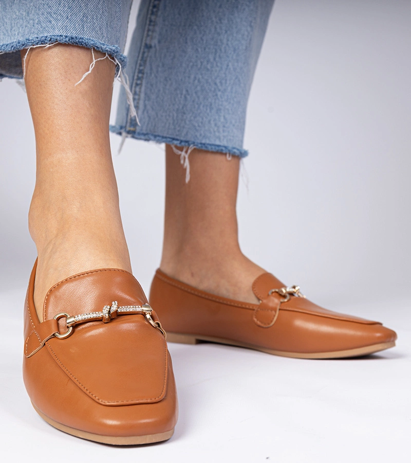 Mocasini eleganți maro cu ornament auriu și zirconii Kalisa