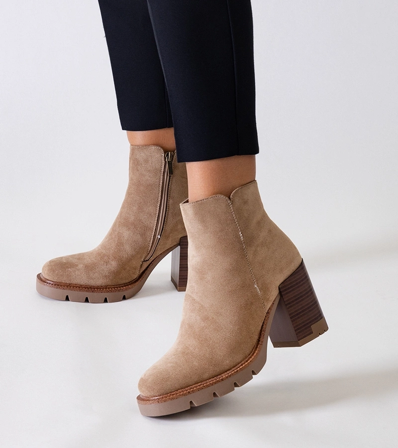 Botine bej cu toc, cu motiv de lemn, eco-velur Hamida.