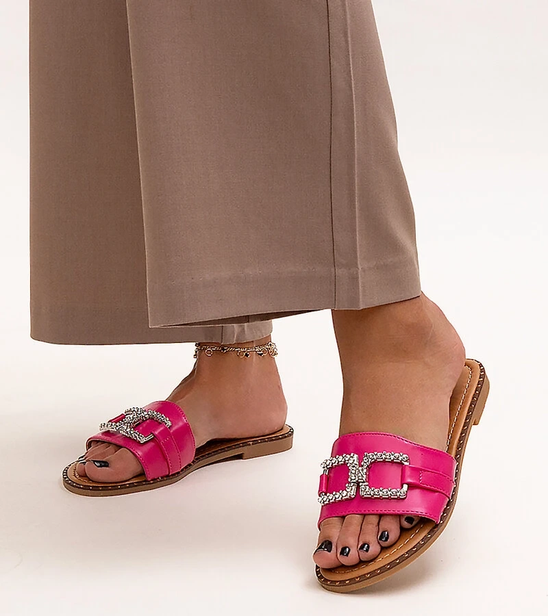 Papuci roz inchis cu o cataramă decorativă de la Rochael