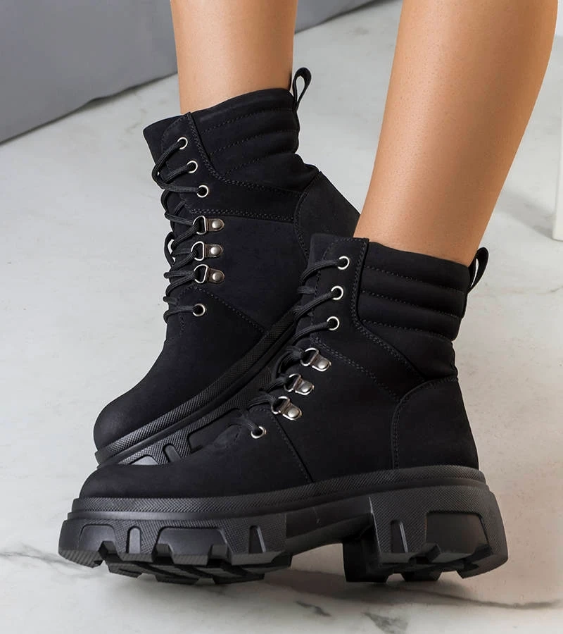 Cizme negre pe o talpă solidă Lyric