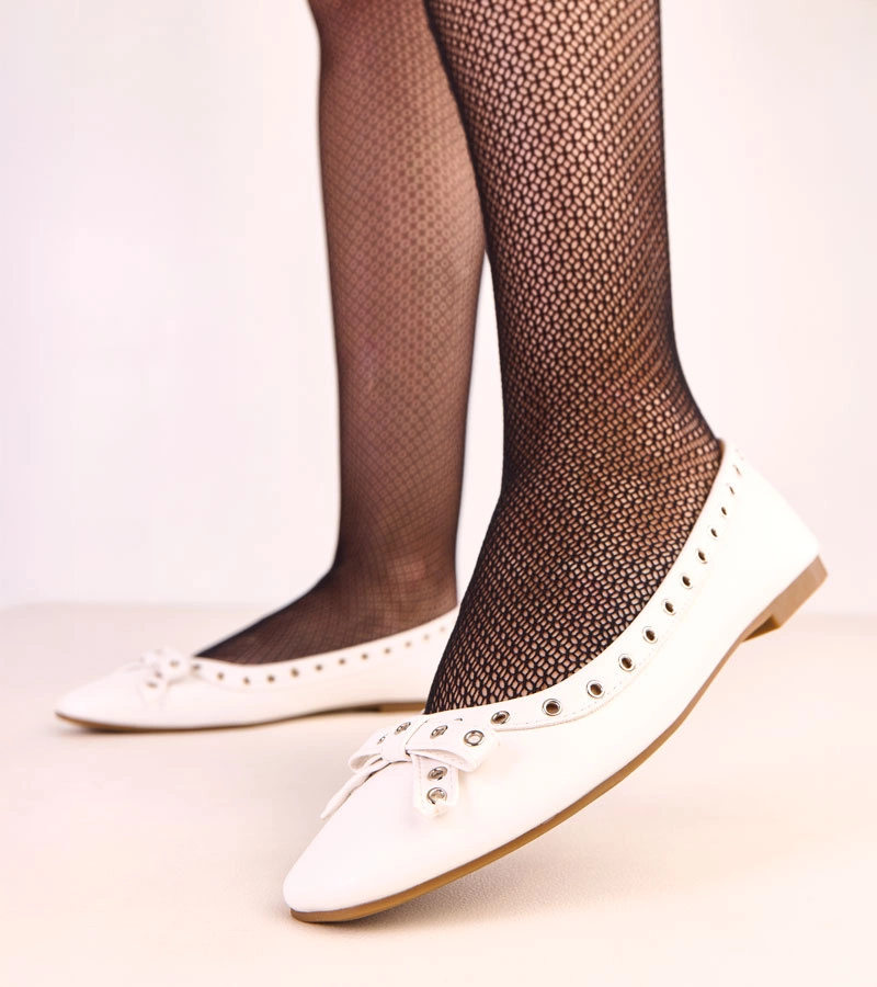 Balerini albi cu perforații decorative și fundiță Baisa