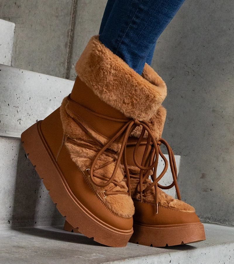 Cizme de zăpadă maro îmblănite cu șireturi decorate cu blăniță Istiss