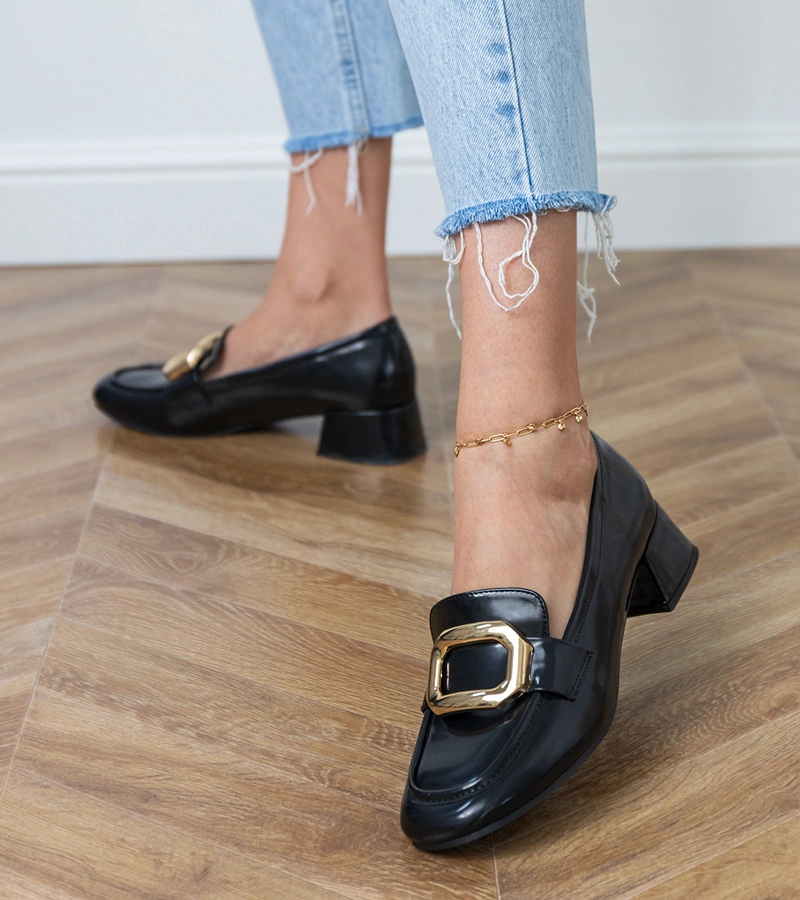 Pantofi negri de damă cu toc jos și ornament auriu Mareda