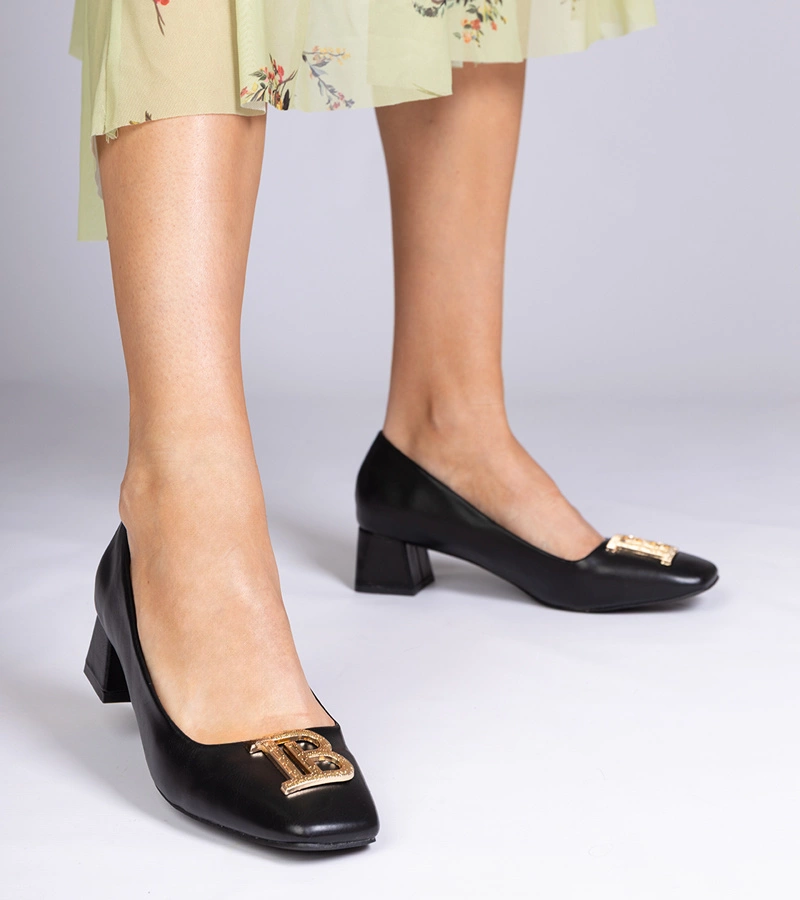 Pantofi negri cu toc jos cu decorațiune aurie Kessadi