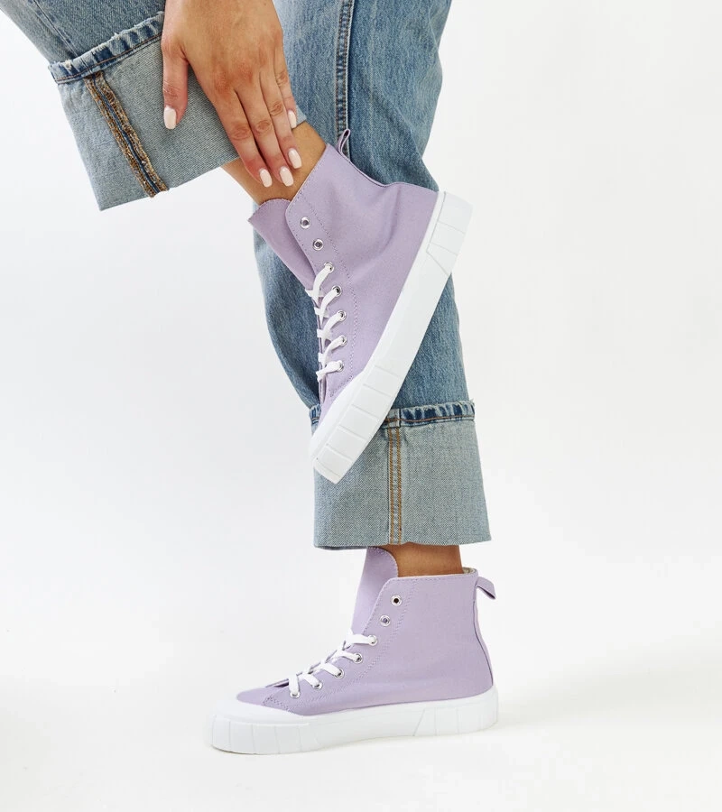 Teniși înalți mov ai lui Vinka