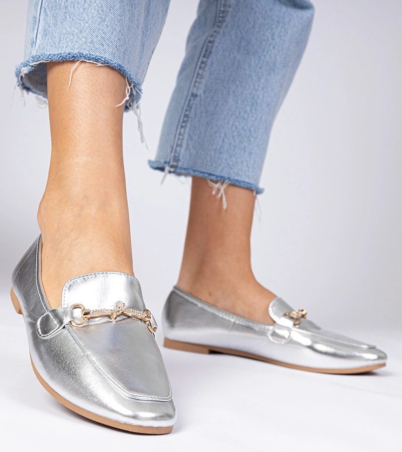 Pantofi eleganți argintii cu ornament auriu și zirconii Kalisa