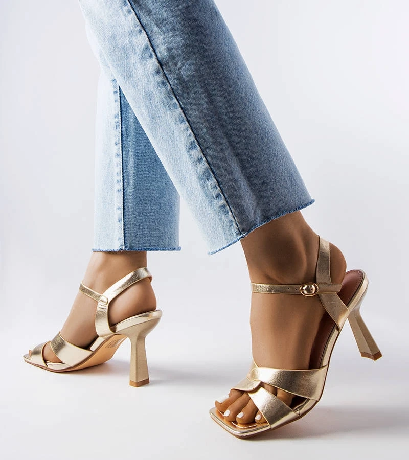 Carolina sandale stiletto cu barete aurii Carolina