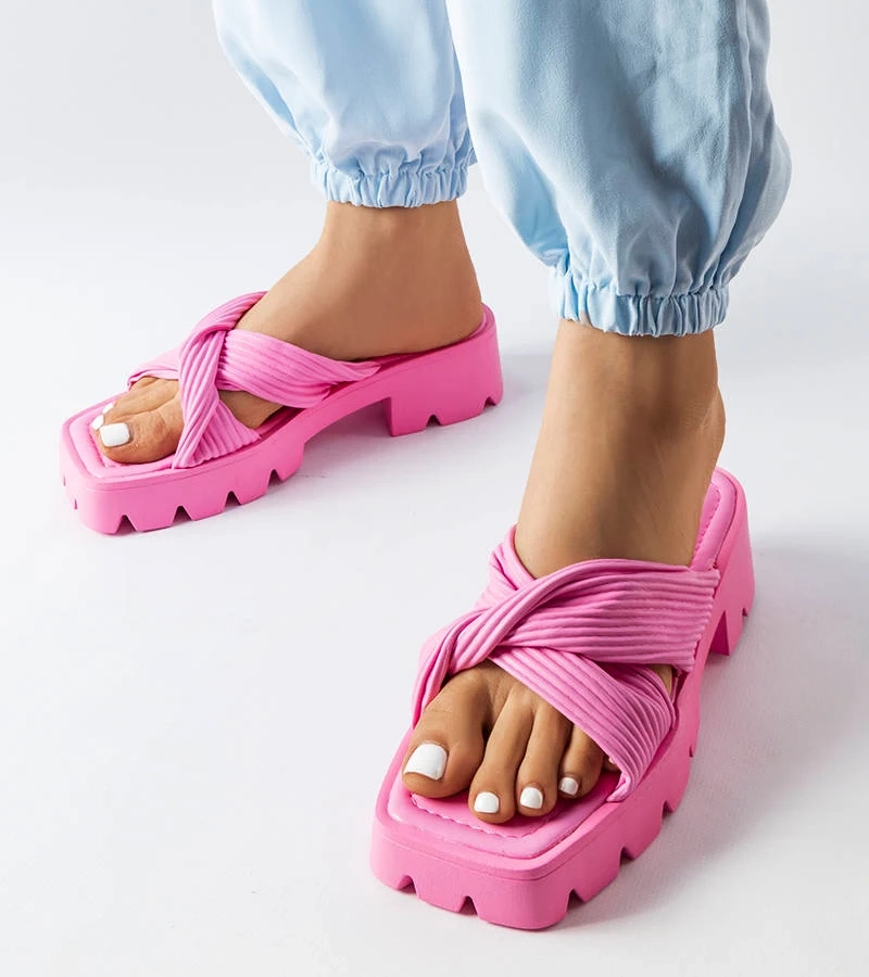 Flip-flops roz pe o talpă de tractor Dubé