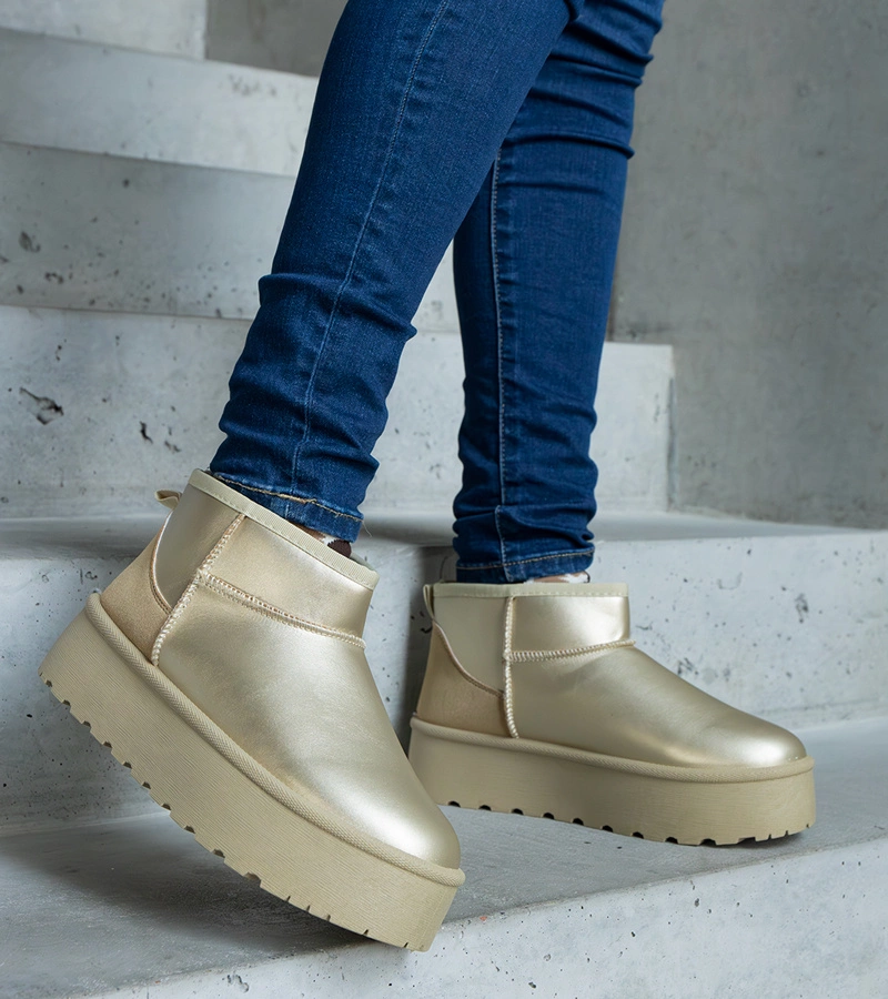 Lianda pe platformă cu zăpadă joasă aurie