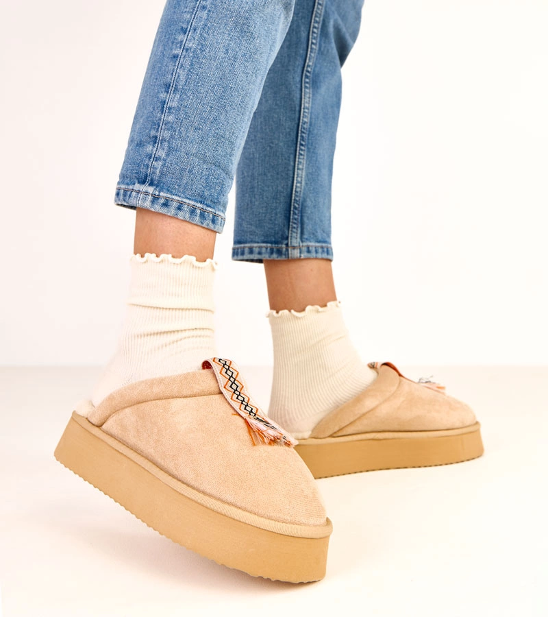 Papuci închiși bej deschis cu inserție colorată Sarah