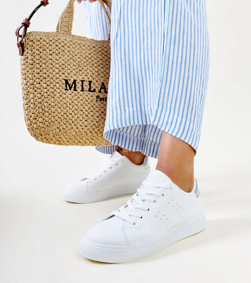 Teniși argintii-albi Akila