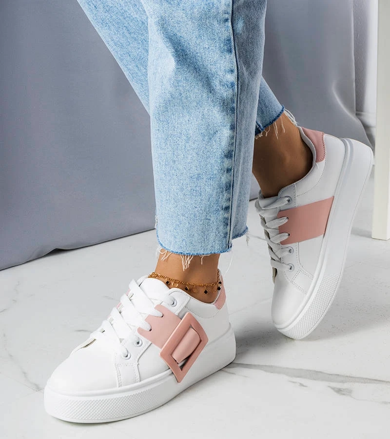 Adidași albi înfrumusețați cu o cataramă Toni roz
