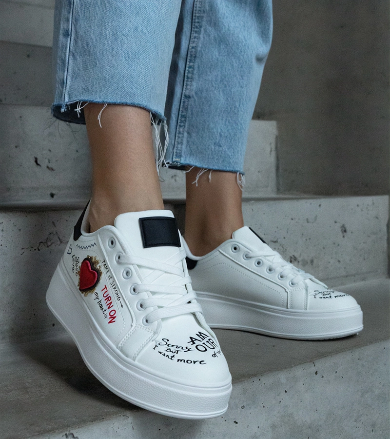 Adidași albi decorați cu petic și inscripții pe platformă Etara