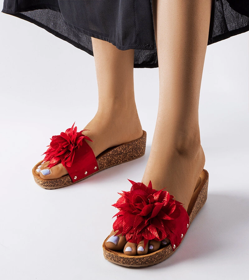Șlapi roșii cu flori și talpă de plută de Anjali