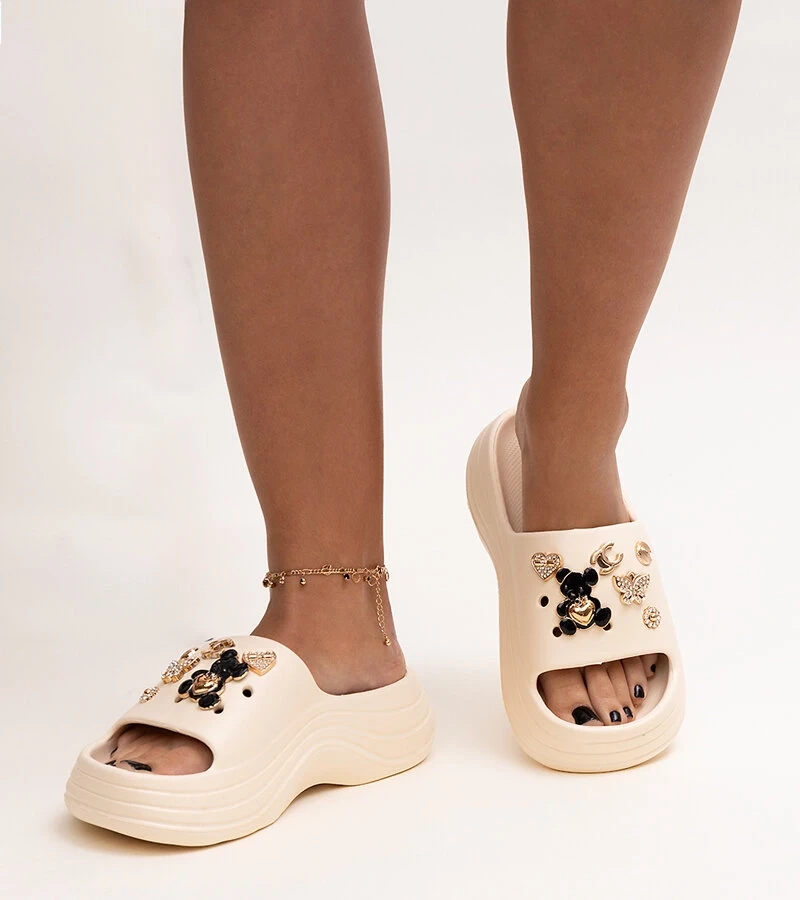 Papuci bej cu decor strălucitor Berwana