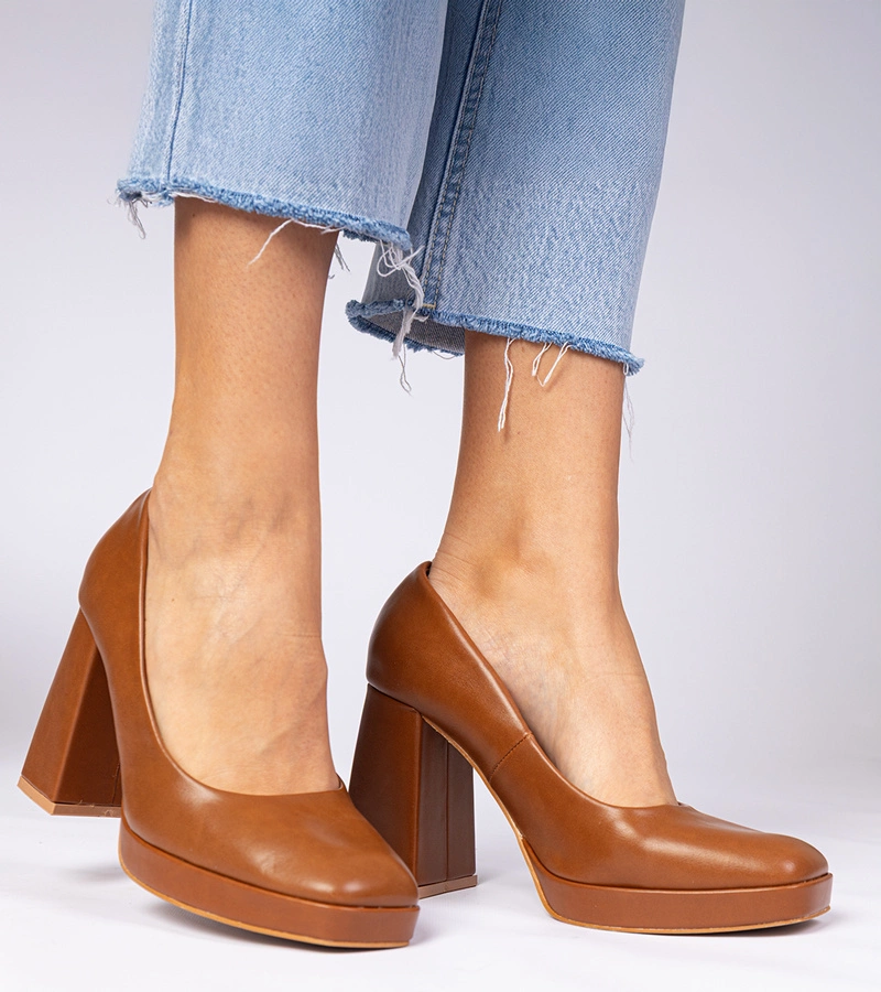 Pantofi maro cu toc masiv și vârf pătrat Irenois