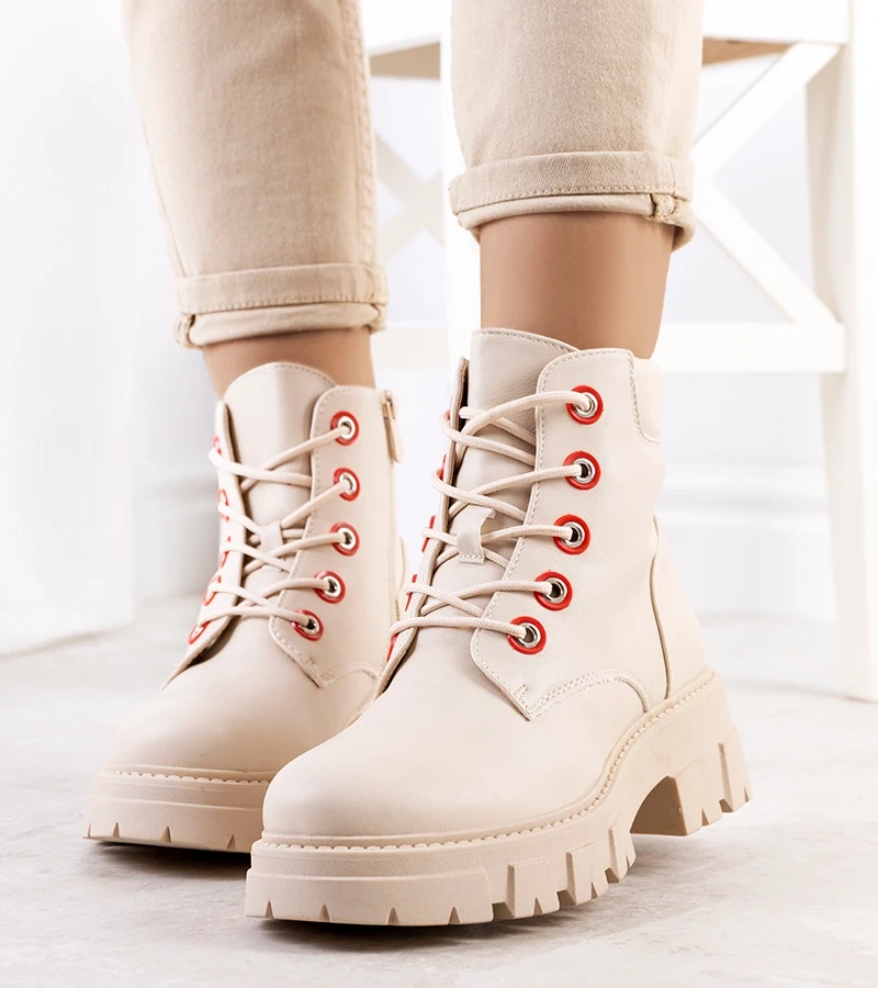 Ursa bej, cu pantalonii de protecție joasă