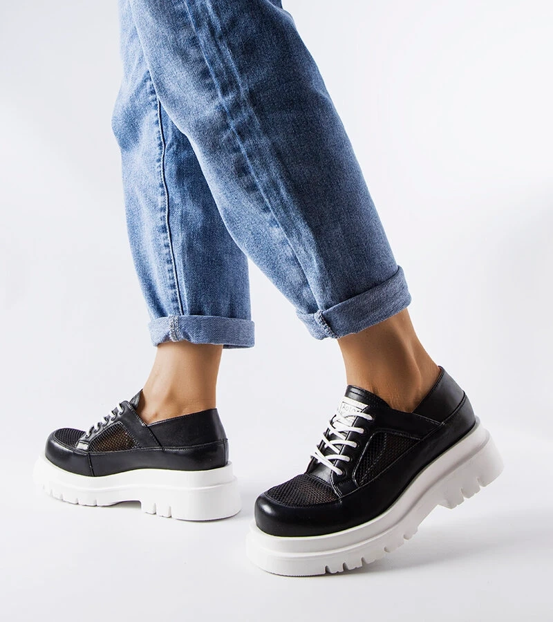 Pantofi negri traforați Tasmin solide jumătate