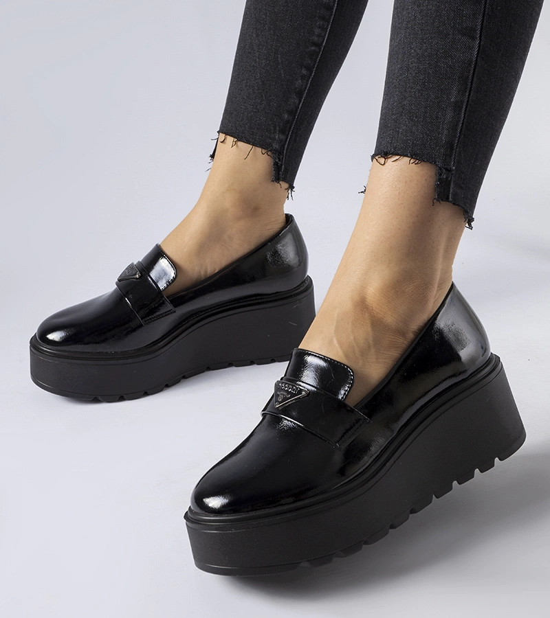 Mocasini negri lăcuiți cu platformă Monra