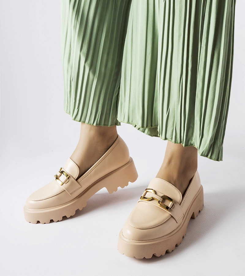 Mocasini bej pentru femei, înfrumusețați cu cataramă Piazzo