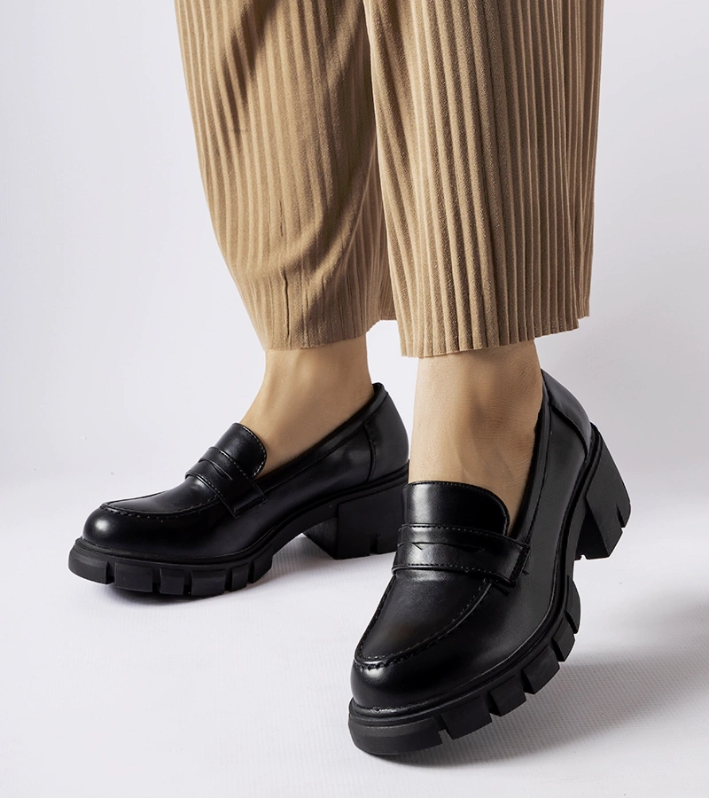 Mocasini clasici negri pe un bloc Dina