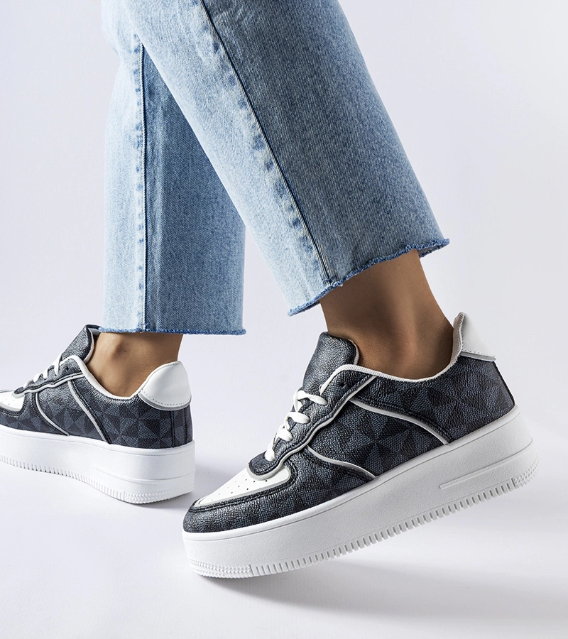 Adidași negri cu monogramă Sands