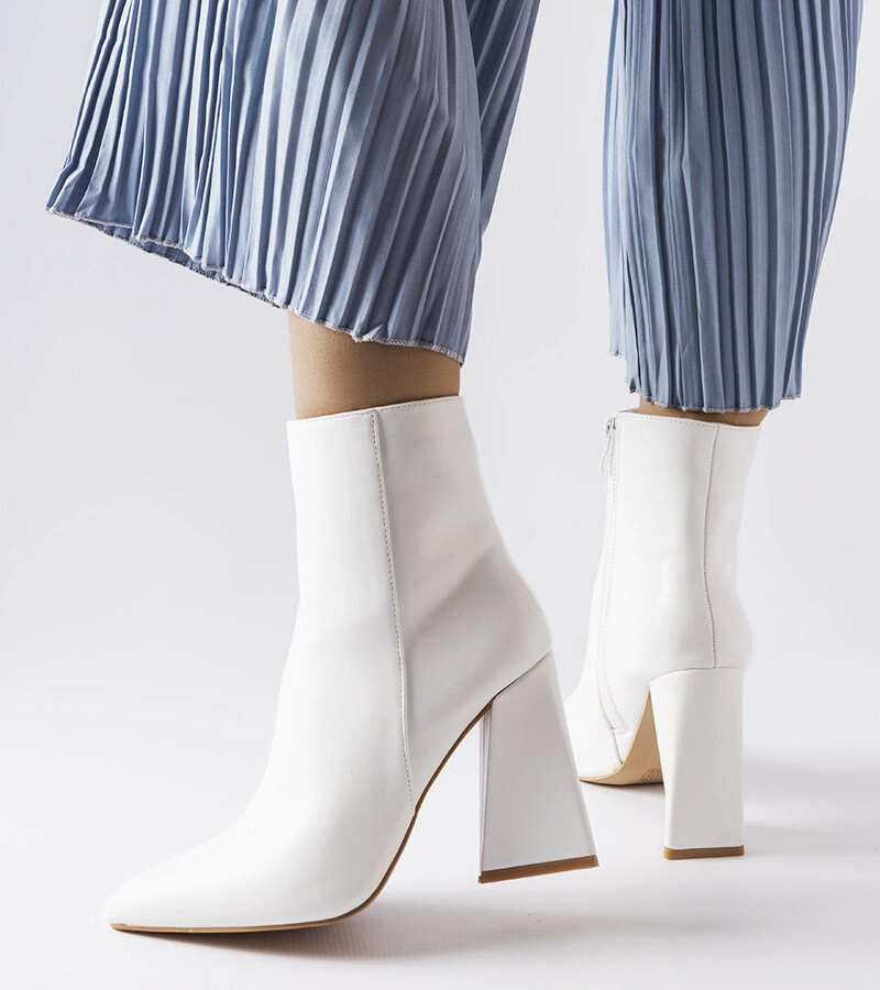 Cizme albe cu post asimetric Abelina