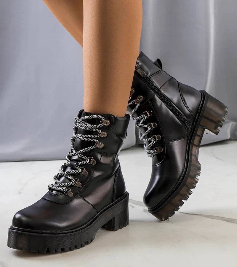 Cizme negre cu legături decorative de Hildel