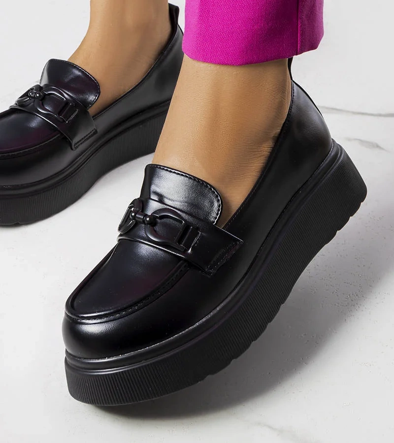 Lorzi negri înfrumusețați pe un toc Gagnon