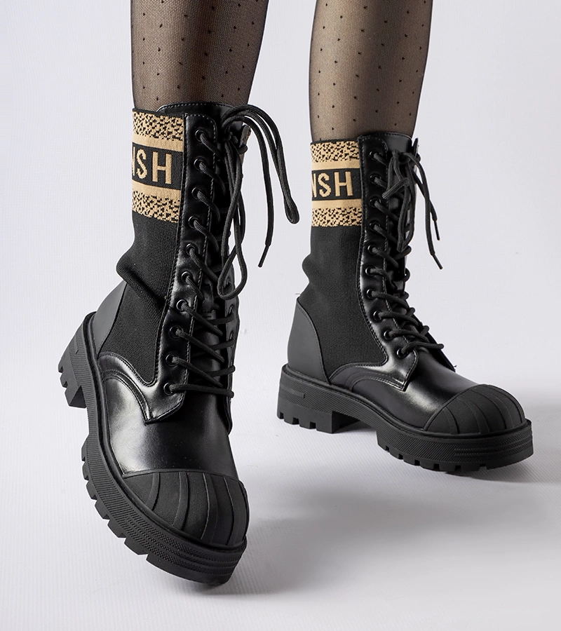 Pantofi negri cu șosete, inscripție maro Daria