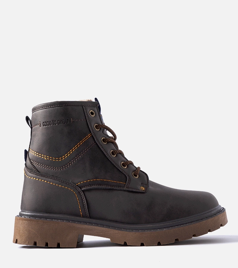 Cizmele barbatesti izolate maro Telti