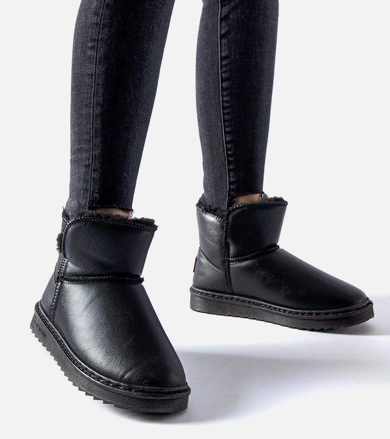 Bocanci negri izolați din piele ecologică Kaufman