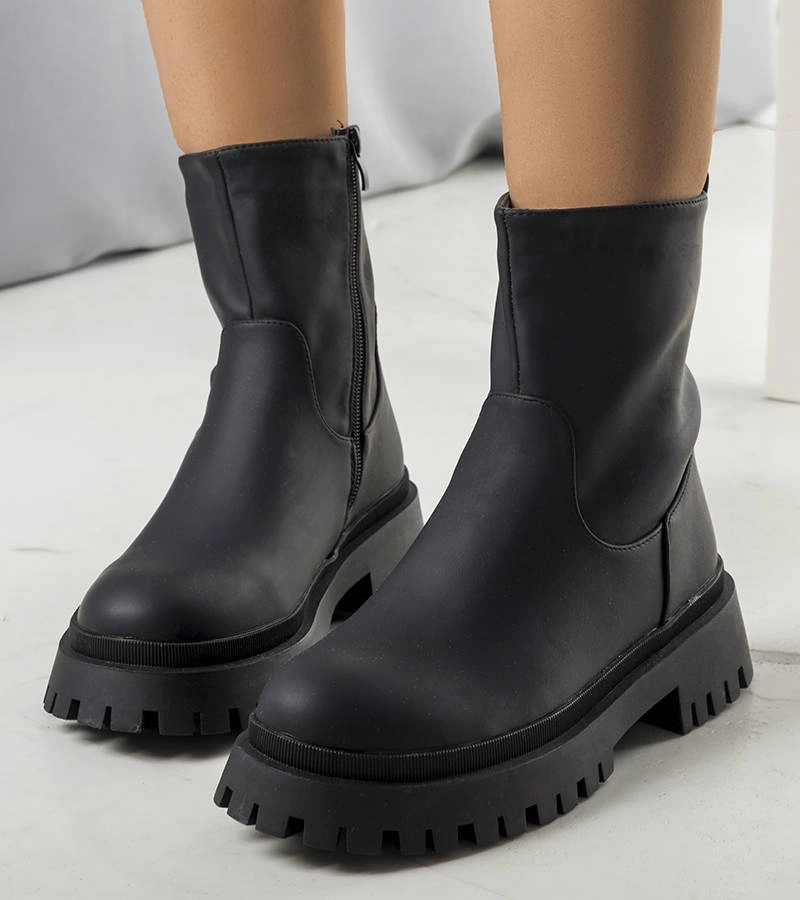 Cizme negre izolate Basil