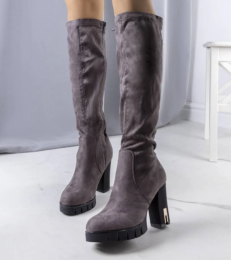 Cizme izolate gri cu un post Clorin