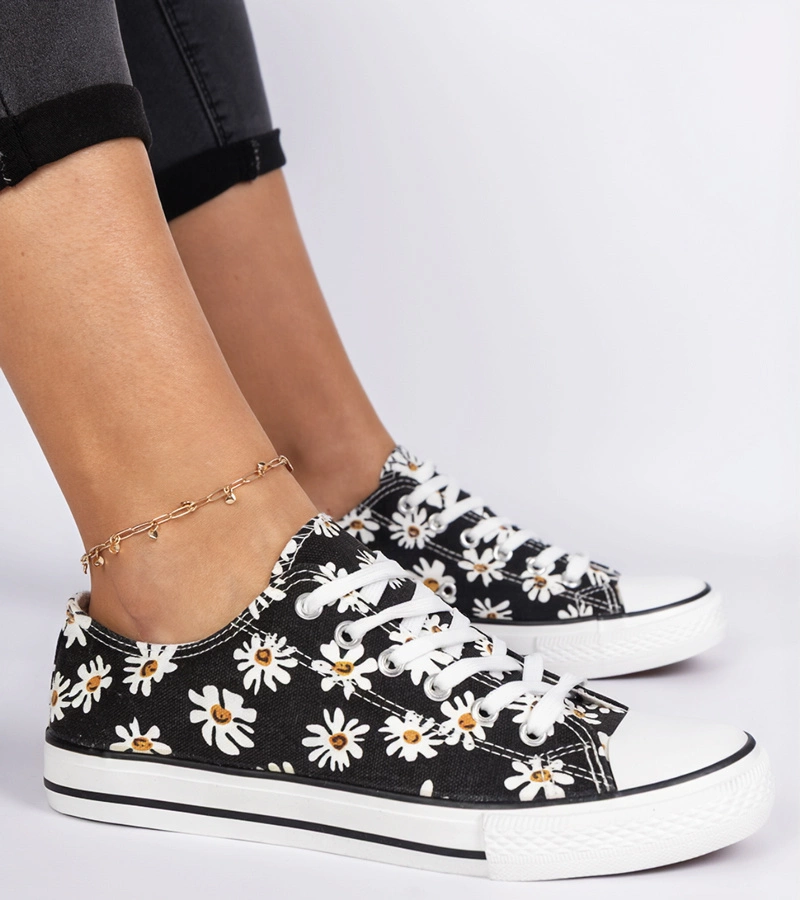 Teniși negri de damă din material cu floricele Lazates