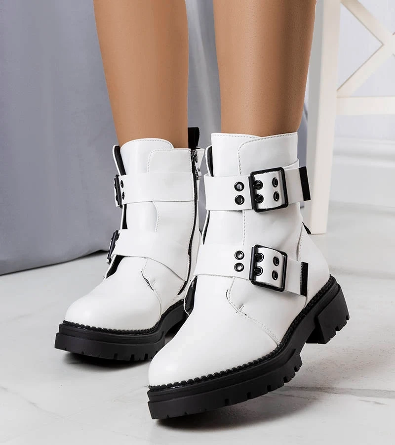 Cizme Cantin izolate albe