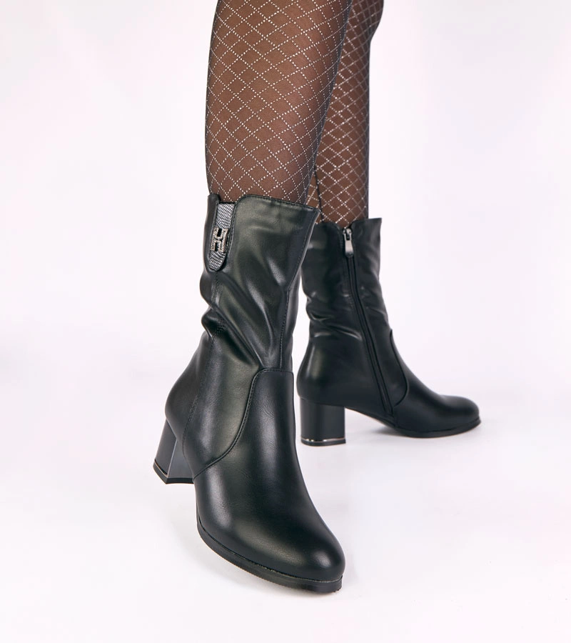 Ghete negre îmblănite cu toc gros și cu strasuri Gusta