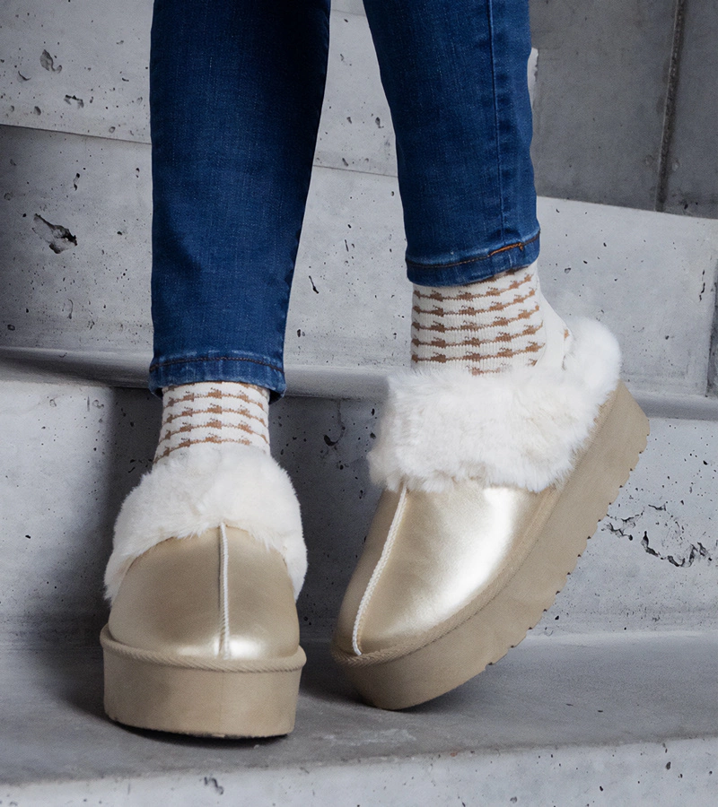 Papuci aurii pe platformă decorați cu blană și elastic la călcâi Asza