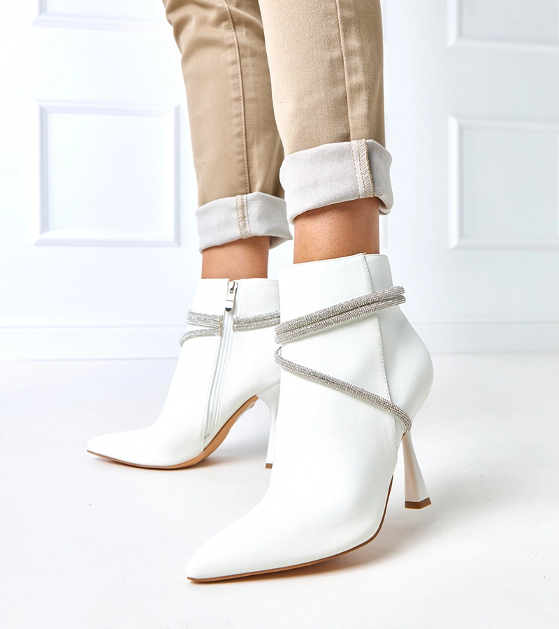 Botine albe cu toc decorate cu pietre Fantagaro