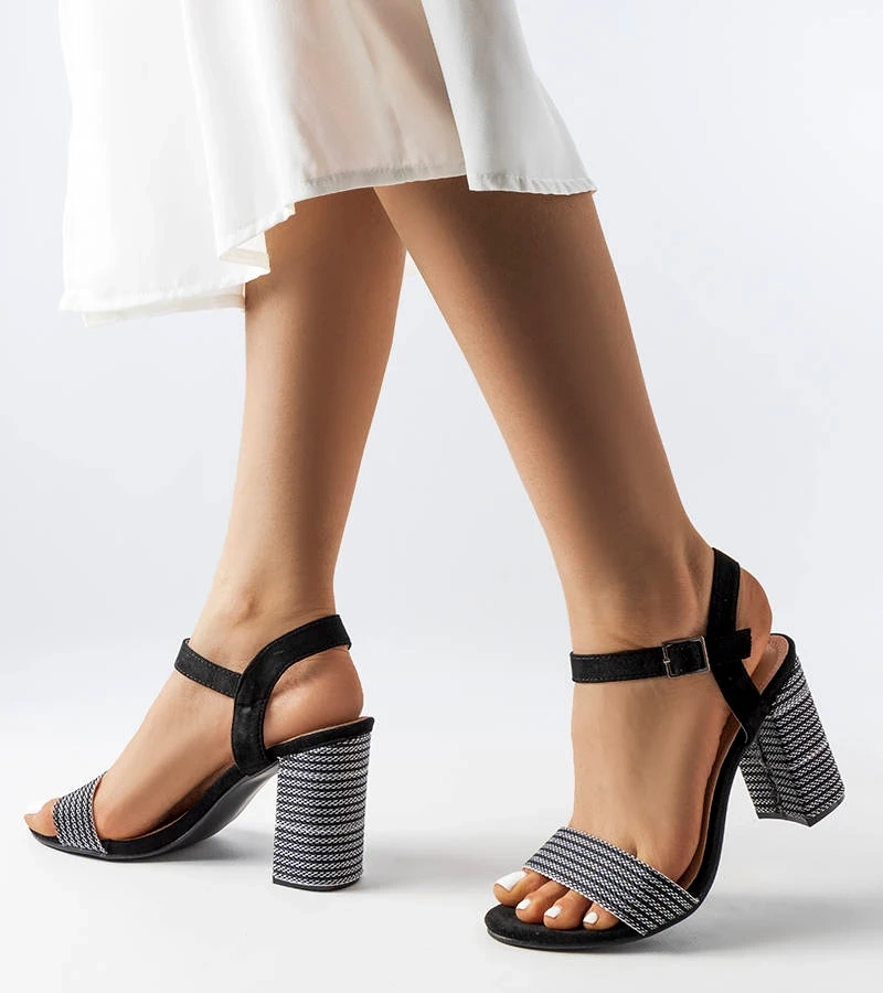 Sandale negre înfrumusețate cu fir argintiu Aurelita