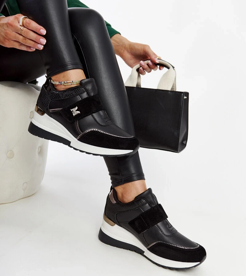 Adidași negri cu platformă, cu închidere cu arici, model Libuse