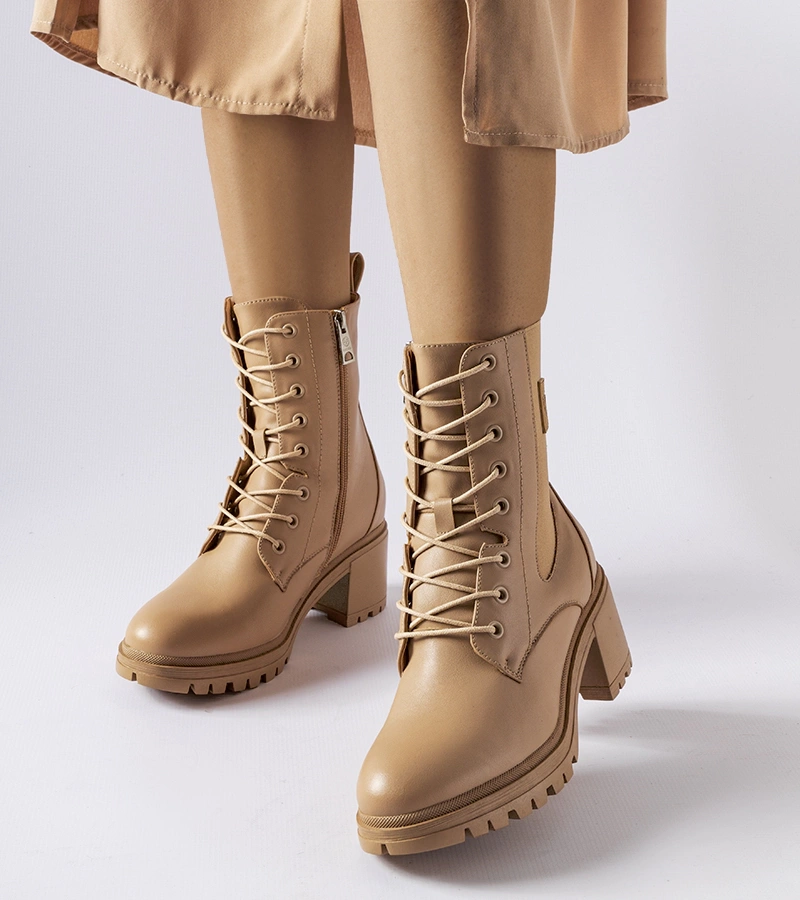 Cizme stiletto izolate bej de la Vinceza