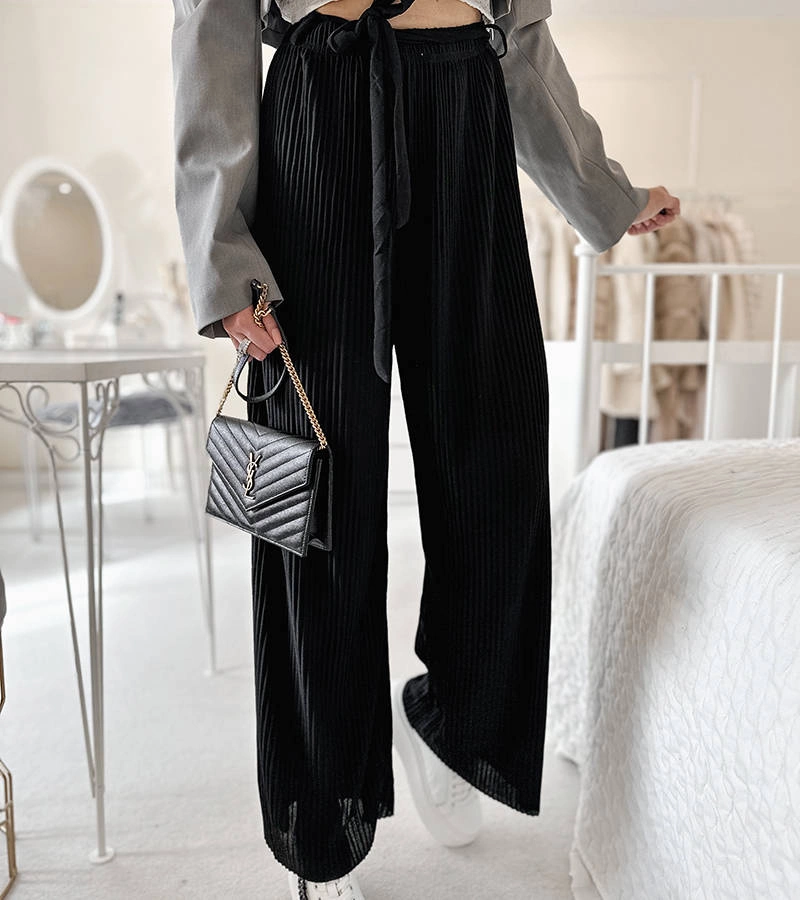 Pantaloni Claudette cu pliuri negre