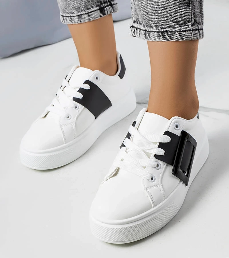 Adidași albi înfrumusețați cu o cataramă neagră Toni